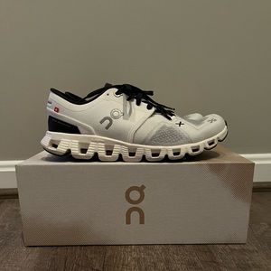 On Cloud X 3 size 7 women’s white and black shoe